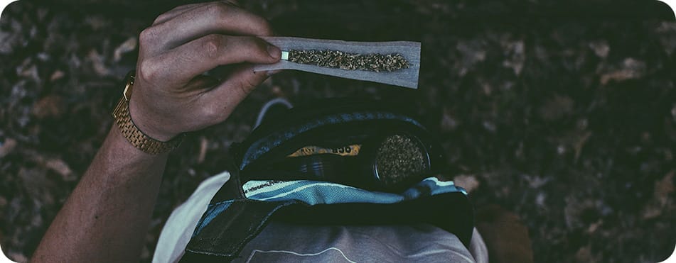 Cali Plate - Résine CBD 6 homme qui est en train de rouler du CBD