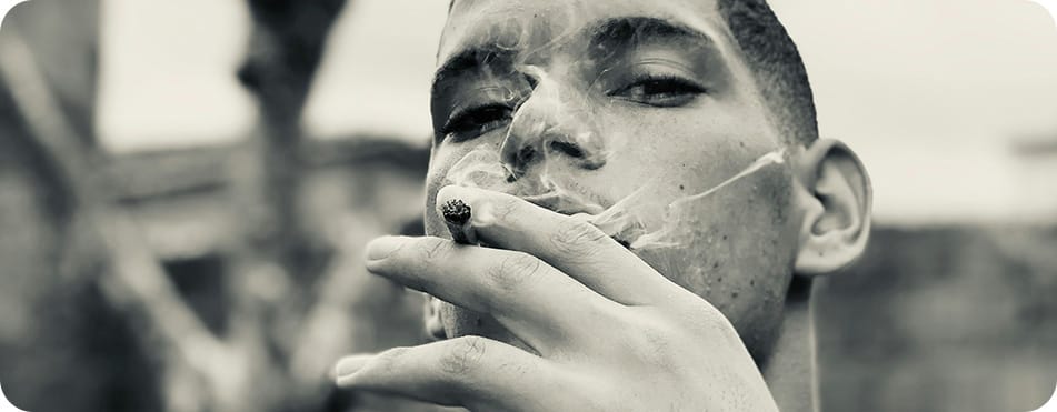homme en train de fumer du CBD