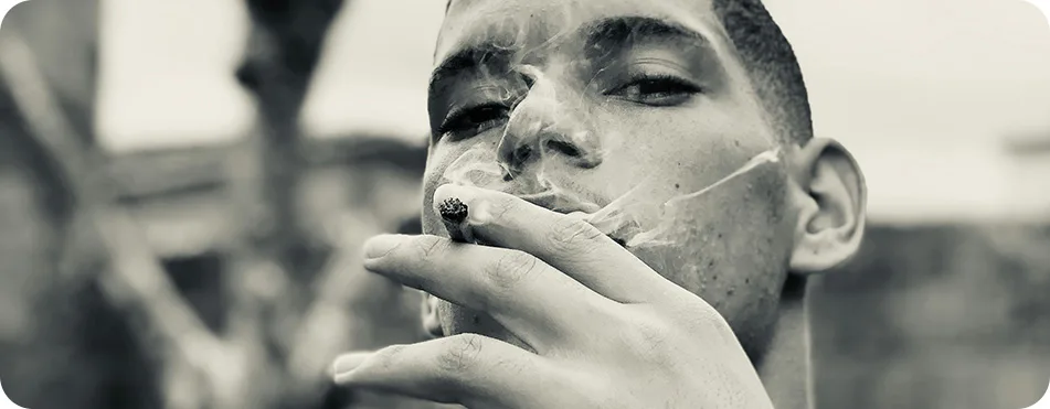 homme en train de fumer du CBD