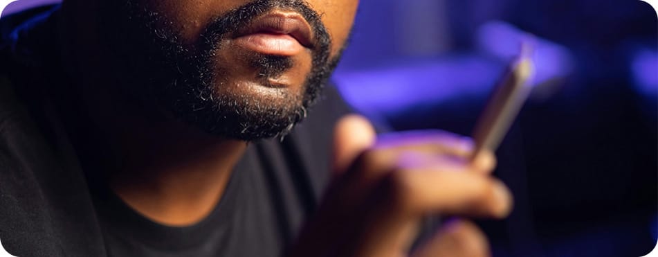 Gelato 31 - Big Buds - Fleurs CBD 11 Homme fumant du CBD